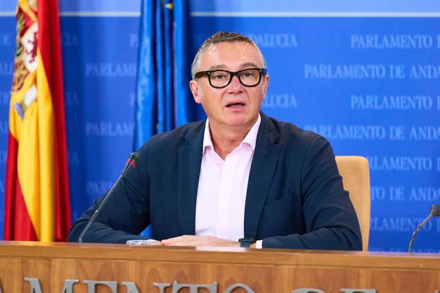 El portavoz del Grupo Parlamentario Vox, Manuel Gavira, en una foto de archivo en una rueda de prensa en el Parlamento andaluz.