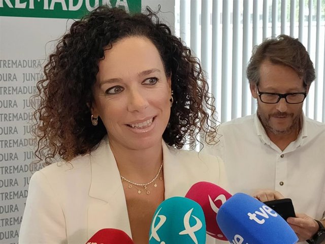 La consejera de Salud y Servicios Sociales, Sara García, atiende a los medios de comunicación en la consejería.