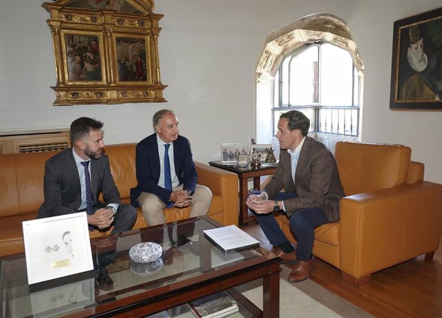 De derecha a izquierda, el presidente de la Diputación de Valladolid, Conrado Íscar; el rector de la UVA, Antonio Largo, y el rector de la UEMC, David García.