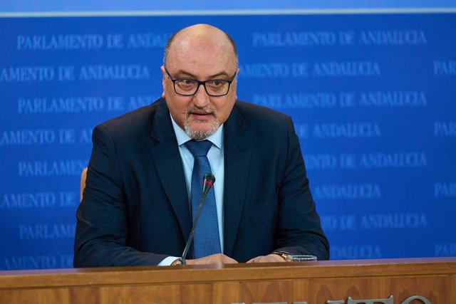 El portavoz adjunto del Grupo Parlamentario Vox, Ricardo López, durante la ronda de ruedas de prensa de portavoces de los grupos parlamentarios en el Parlamento de Andalucía, a 13 de septiembre de 2023 en Sevilla (Andalucía, España). Los portavoces de los