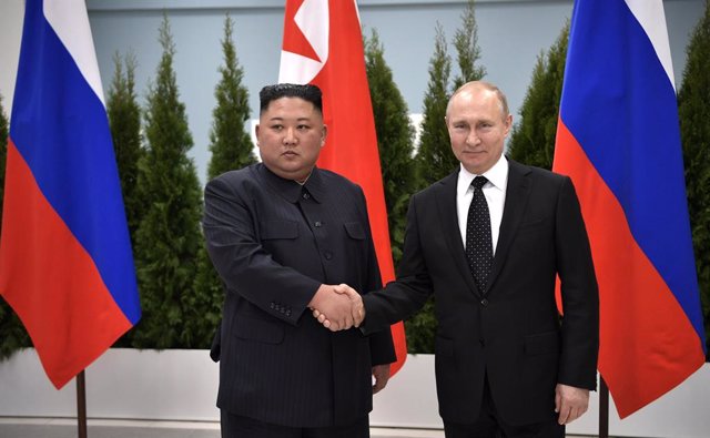 Archivo - El president de Rússia, Vladímir Putin (d), i el líder de Corea del Nord, Kim Jong-un