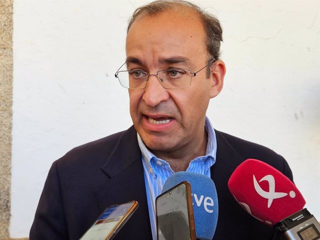 El alcalde de Cáceres, Rafael Mateos, atiende a los medios