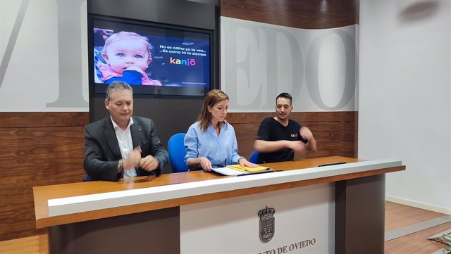 Rueda de prensa del presidente de la Fundación Vinjoy, Adolfo Rivas; la concejala delegada de Educación del Ayuntamiento de Oviedo, Lourdes García, y el CEO de Kanjo Emotion, Yoni Blanco.