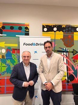 El director territorial de CaixaBank en Andalucía, Juan Ignacio Zafra, y el presidente de Hostelería de Andalucía, Javier Frutos.