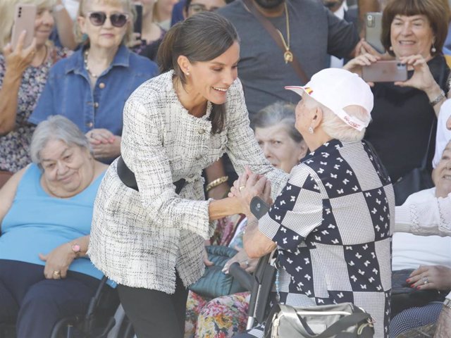 La Reina Letizia  saluda a unas vecinas de Langreo antes de presidir la apertura del Curso de Formación Profesional 2023/2024 en el Centro Integrado de FP de Comunicación, Imagen y Sonido en Langreo, Asturias