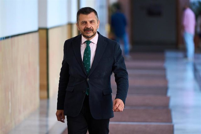 El portavoz del Grupo Parlamentario Popular, Toni Martín, durante la ronda de ruedas de prensa de portavoces de los grupos parlamentarios en el Parlamento de Andalucía, a 13 de septiembre de 2023 en Sevilla (Andalucía, España). Los portavoces de los grupo