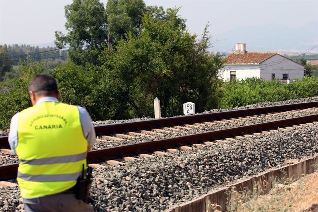 Archivo - Imagen de archivo de las vías del tren en Pizarra donde apareció en 2017 una niña .