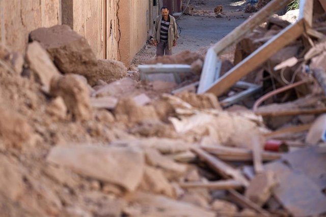 Una hombre observa los escombros de las casas provocados por el terremoto, a 10 de septiembre de 2023, en Moulay Brahim, provincia de Al Haouz (Marruecos). 