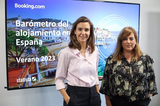 La directora de Statista para Iberia, María Merpño, y la responsable de Booking.Com en Catalunya, Susana Tarazaga, en la presentación del II Barómetro del Alojamiento en España.