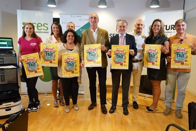 El alcalde, José Mazarías (centro), y el presidente de FES, Andrés Ortega, con organizadores de 'OktoberFES 2023' .