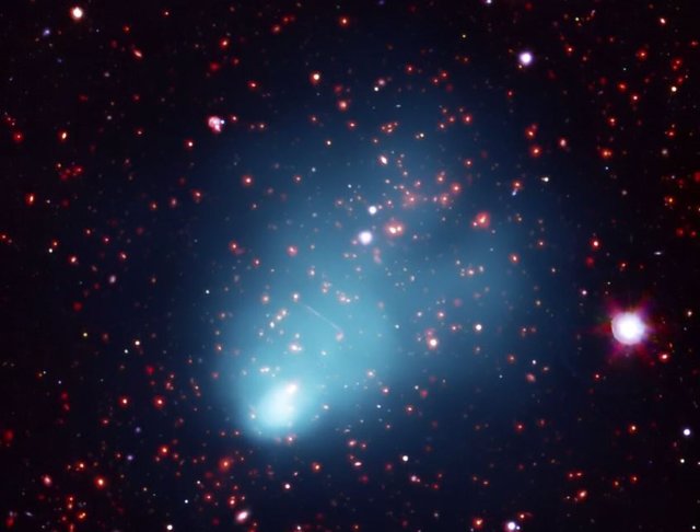 Imagen compuesta en color del cúmulo de galaxias en interacción El Gordo