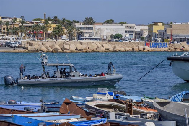 Traslado de migrantes a la isla italiana de Lampedusa