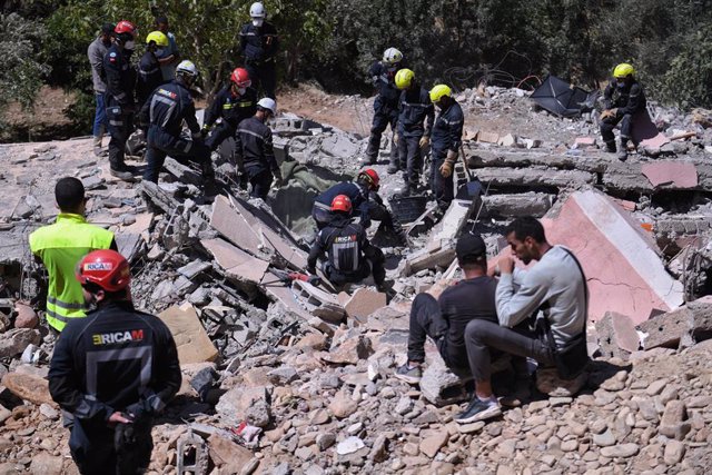 Efectivos de la Unidad Especial de Emergencia y Respuesta Inmediata de la Comunidad de Madrid (ERICAM) participan en el rescate de una mujer