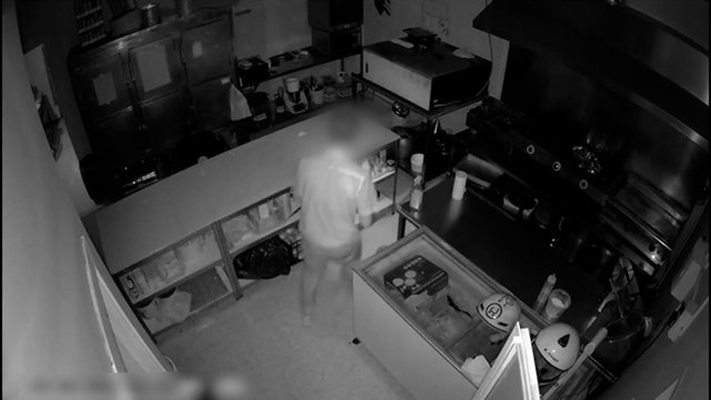 Imágenes captadas en el interior de la tienda en la que robaba el detenido, ubicada en Palomares del Río (Sevilla).
