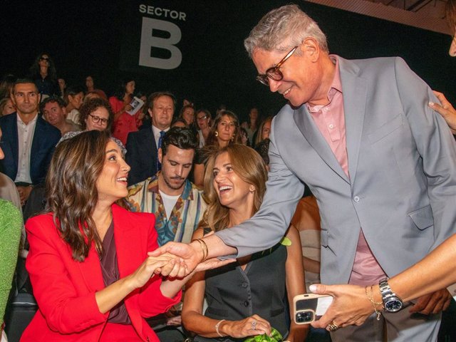 Tamara Falcó y Boris Izaguirre, saludándose en el desfile de Pedro del Hierro en la MBFW Madrid