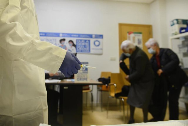 Archivo - Un enfermero prepara una vacuna contra la gripe para administrarsela a varios ancianos, a 25 de octubre de 2021, en Ourense, Galicia, (España). El Servizo Galego de Saúde (Sergas) amplia desde este lunes la vacunación antigripal a personas de 65