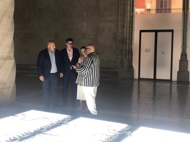 El artista Pedro Cabrita, junto la presidenta del Govern, Marga Prohens, el conseller de Turismo, Cultura y Deporte, Jaume Bauzá, y el alclade de Plama, Jaime Martínez.