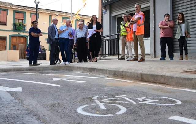 La alcaldesa de València, María José Catalá, en su visita al barrio de San Isidro, donde se transforma la calle José Andreu Alabarta en una ciclocalle.