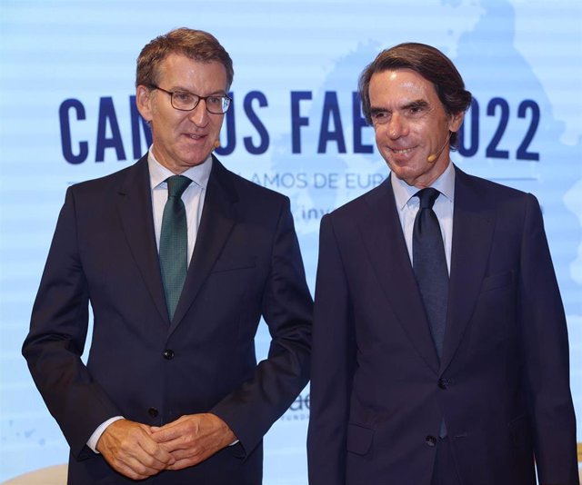 Archivo - El presidente del Partido Popular, Alberto Núñez Feijóo, y el presidente de la Fundación FAES, José María Aznar, durante la clausura del Campus FAES 2022, en el Espacio Bertelsmann, a 23 de septiembre de 2022, en Madrid (España)