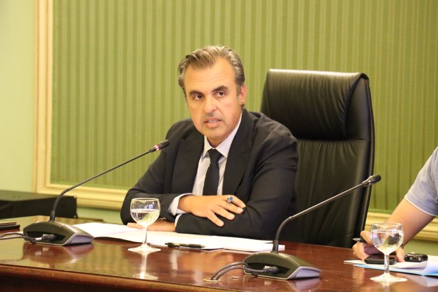 El conseller de Educación y Universidades, Antoni Vera, en la Comisión de Educación