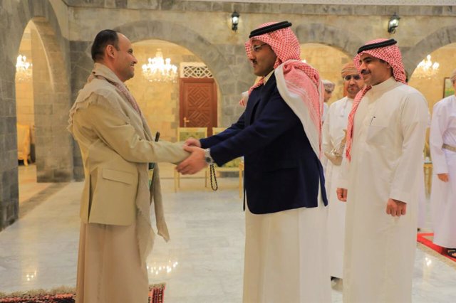 Archivo - El presidente del Consejo Político Supremo instaurado por los huthis en Yemen, Mahdi al Mashat, recibe a una delegación saudí