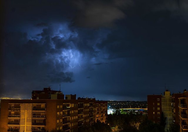 Tormenta eléctrica en el distrito de Hortaleza, a 10 de septiembre de 2023, en Madrid (España).
