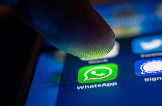 Archivo - Un dedo sobre el icono de la app móvil de WhatsApp 