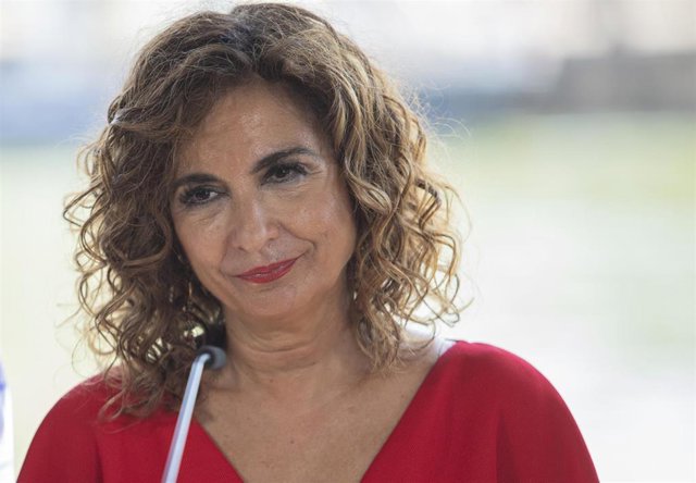 Archivo - La vicesecretaria general del PSOE y ministra de Hacienda, María Jesús Montero, durante una atención a medios, a 21 de julio de 2023, en Sevilla (Andalucía, España).