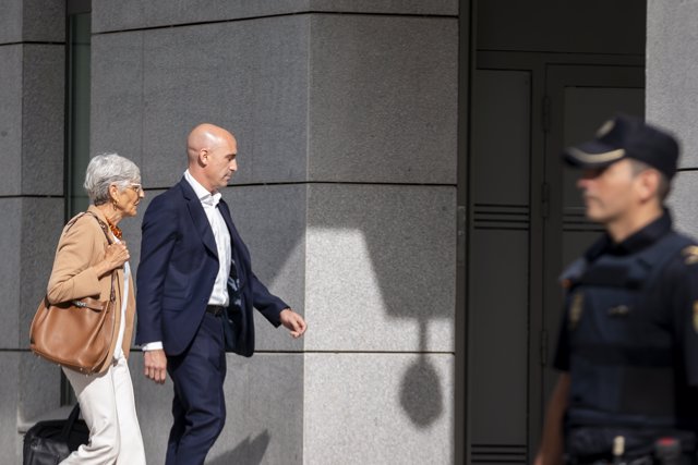 Un agente de Policía Nacional mientras llega el expresidente de la Real Federación Española de Fútbol (RFEF), Luis Rubiales y su abogada Olga Tubau, a declarar a la Audiencia Nacional, a 15 de septiembre de 2023.