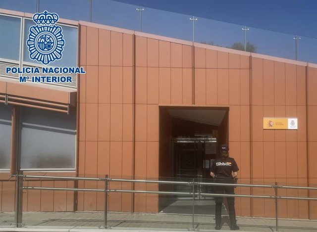 Exterior de la Comisaría de Triana, en La Cartuja.