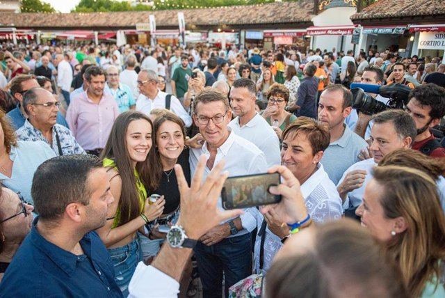 El presidente del PP, Alberto Núñez Feijóo (c), posa para una fotografía con simpatizantes durante su visita a la Feria de Albacete, en el Recinto Ferial, a 14 de septiembre de 2023, en Albacete, Castilla-La Mancha (España). La Feria de Albacete, declarad