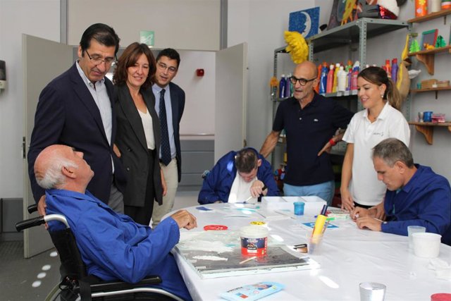 El vicepresidente segundo de la Junta de Comunidades de Castilla-La Mancha, José Manuel Caballero, visita el Centro de Atención a Personas con Discapacidad Intelectual Grave 'Guadiana' en Ciudad Real.