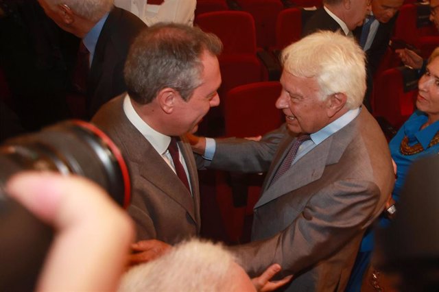 El secretario general del PSOE de Andalucía, Juan Espadas, saluda al expresidente del Gobierno Felipe González, en una imagen del jueves 14 de septiembre en Sevilla tras la entrega del V Premio Iberoamericano Torre del Oro. 