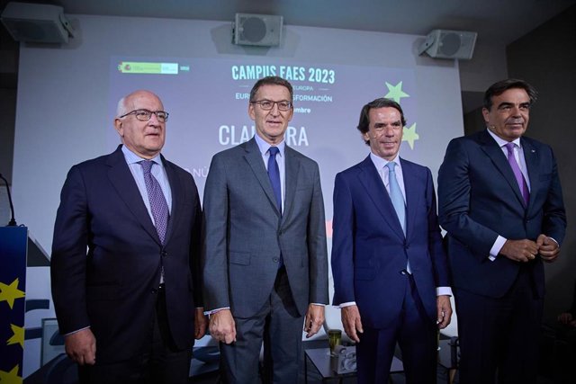 El presidente del PP, Alberto Núñez Feijóo (2i); el expresidente del Gobierno de España José María Aznar (2d) y el vicepresidente de la CE, Margaritis Schinas (1d), posan a su llegada a la clausura del Campus FAES 2023 Europa en transformación, en el Hote
