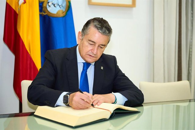 El consejero de Presidencia, Interior, Diálogo Social y Simplificación Administrativa de la Junta de Andalucía, Antonio Sanz, firma en el libro de honor durante la visita institucional a la Diputación Provincial de Huelva,