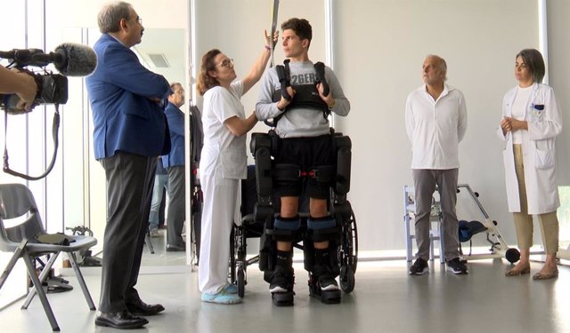 Carlos Tatay, paciente del Hospital Nacional de Parapléjicos de Toledo, prueba el exoesqueleto 'Atalante X' donado por la Fundación Aladina.