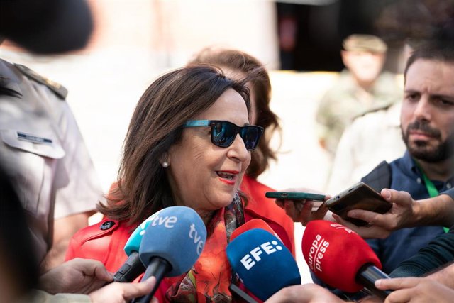 La ministra de Defensa, Margarita Robles ofrece declaraciones a los medios en una foto de archivo. 
