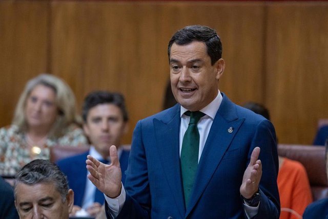 El presidente de la Junta de Andalucía, Juanma Moreno, en una imagen de archivo en el Parlamento. 
