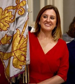 La alcaldesa de València, María José Catalá, junto a la Reial Senyera en una imagen de archivo.