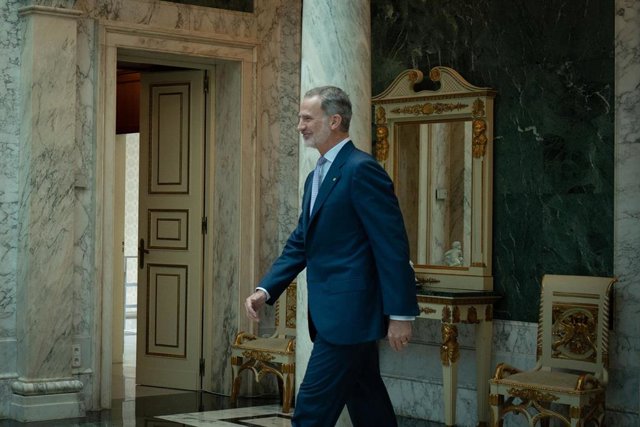 Archivo - El Rey Felipe VI a su llegada a una audiencia en el Palacio Albéniz de Barcelona, a 6 de junio de 2023