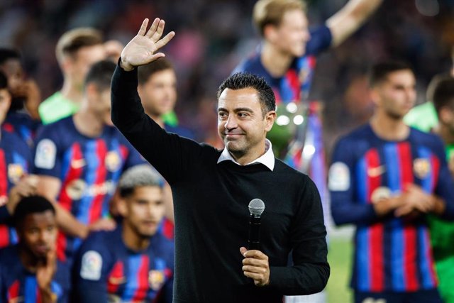 Archivo - Xavi Hernandez celebrates the victory  of La Liga 2022/2023 season after the match against Real Sociedad at Spotify Camp Nou in Barcelona, Spain, on May 20th, 2023.