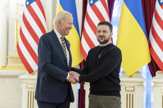 Archivo - El presidente de Estados Unidos, Joe Biden, junto a su homólogo ucraniano, Volodimir Zelenski, durante una visita a Kiev