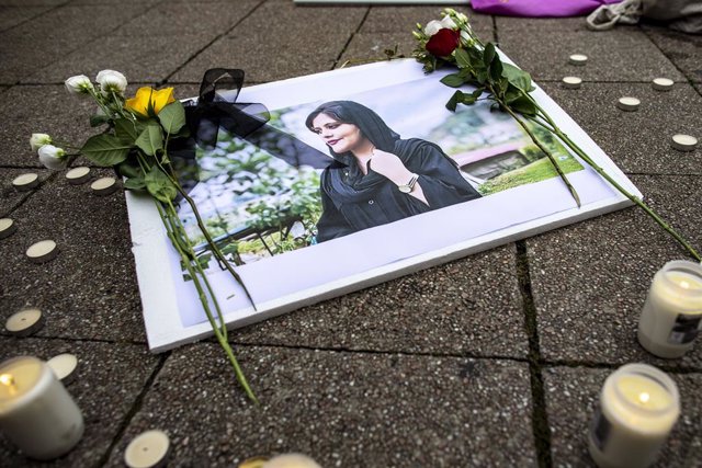 Archivo - Fotografia de Mahsa Amini, morta a l'Iran després de ser detinguda per portar malament el vel, durant una protesta a Alemanya
