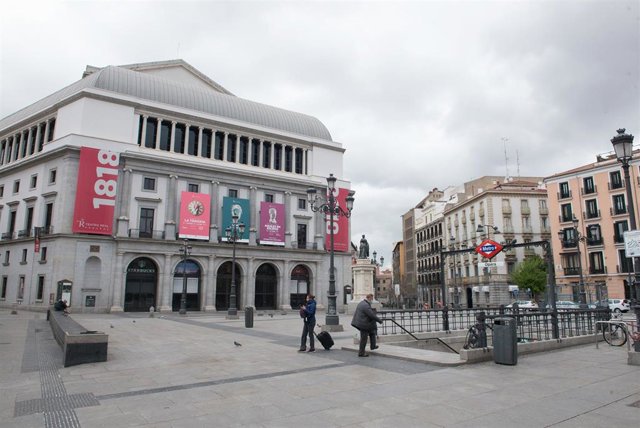 Archivo - Plaza de Isabel II o Plaza de Ópera con el Teatro Real al fondo.