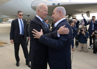 FILED - 18 October 2023, Israel, Tel Aviv: Israeli Prime Minister Benjamin Netanyahu (R) welcomes US President Joe BidenPhoto: Avi Ohayon/GPO/dpa - ATTENTION: editorial use only and only if the credit mentioned above is referenced in full