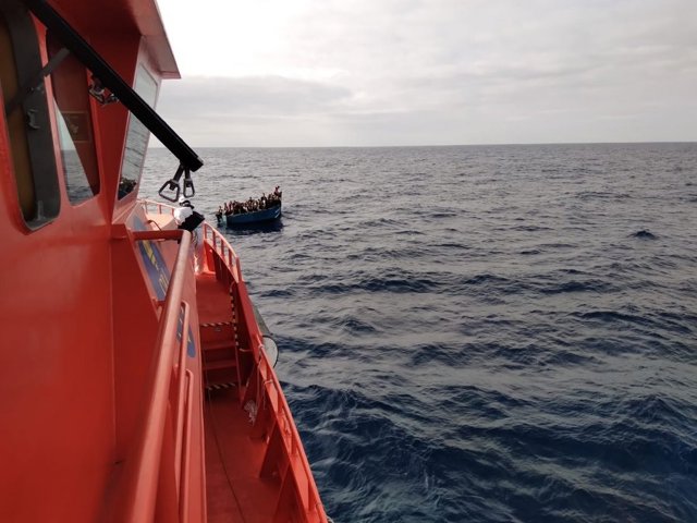 Archivo - Imagen de recurso de la guardamar Talía procediendo al rescate de 47 personas de una patera localizada por un pesquero a 19 millas de Lanzarote