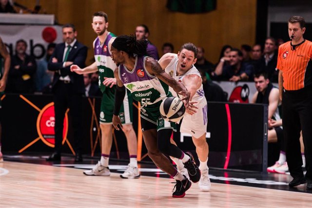 Archivo - Kendrick Perry y Fabien Causeur durante el Unicaja-Real Madrid de la Copa del Rey 2023