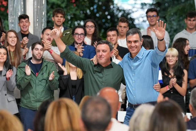 El presidente del Gobierno en funciones y secretario general del PSOE, Pedro Sánchez (d), y el secretario general del PSdeG-PSOE, Valentín Formoso (i), participan en la fiesta de la Rosa del Partido Socialista de Galicia (PSdeG), en la parroquia de Sigüei