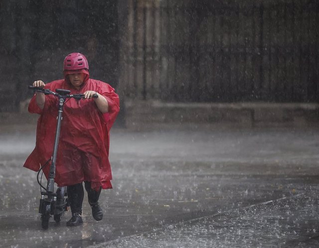 Una persona camina bajo la lluvia, a 15 de septiembre de 2023, en València