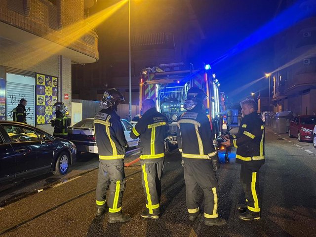 Bomberos de la Comunidad de Madrid sofocan un incendio en un garaje en Alcalá de Henares